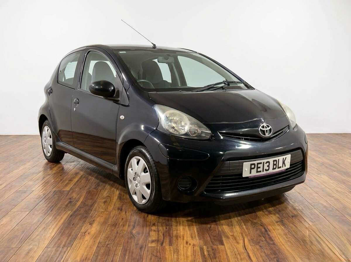 A 2013 TOYOTA AYGO 1.0 VVT-i Ice Hatchback 5dr Petrol Manual Euro 5 (67 ps) A 2013 TOYOTA AYGO 1.0 VVT-i Ice Hatchback 5dr Petrol Manual Euro 5 (67 ps)
