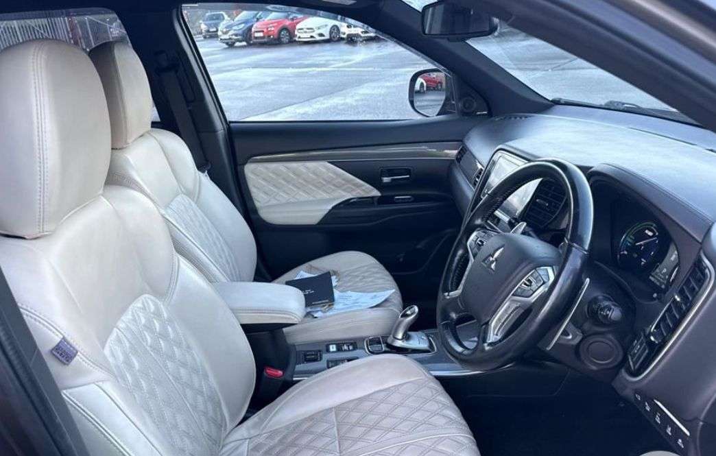 A 2019 MITSUBISHI OUTLANDER 2.4h TwinMotor 13.8kWh 5hs SUV 5dr Petrol Plug-in Hybrid CVT 4WD Euro 6 (s/ A 2019 MITSUBISHI OUTLANDER 2.4h TwinMotor 13.8kWh 5hs SUV 5dr Petrol Plug-in Hybrid CVT 4WD Euro 6 (s/
