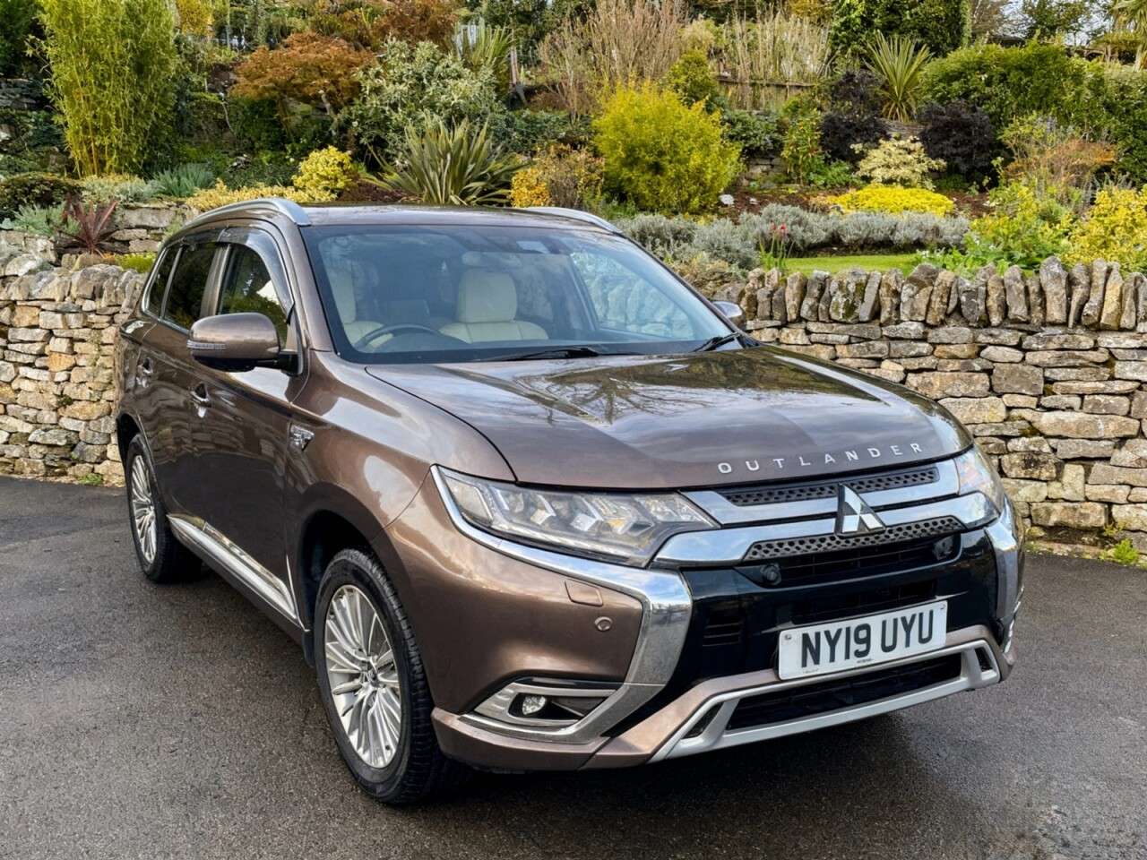 A 2019 MITSUBISHI OUTLANDER 2.4h TwinMotor 13.8kWh 5hs SUV 5dr Petrol Plug-in Hybrid CVT 4WD Euro 6 (s/ A 2019 MITSUBISHI OUTLANDER 2.4h TwinMotor 13.8kWh 5hs SUV 5dr Petrol Plug-in Hybrid CVT 4WD Euro 6 (s/