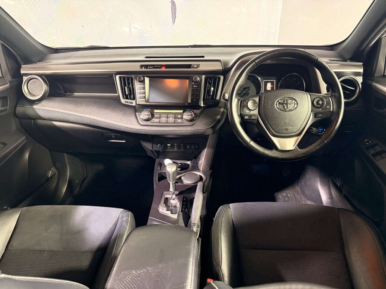 A 2017 TOYOTA RAV4 2.5 VVT-h Design SUV 5dr Petrol Hybrid CVT Euro 6 (s/s) (197 ps) A 2017 TOYOTA RAV4 2.5 VVT-h Design SUV 5dr Petrol Hybrid CVT Euro 6 (s/s) (197 ps)