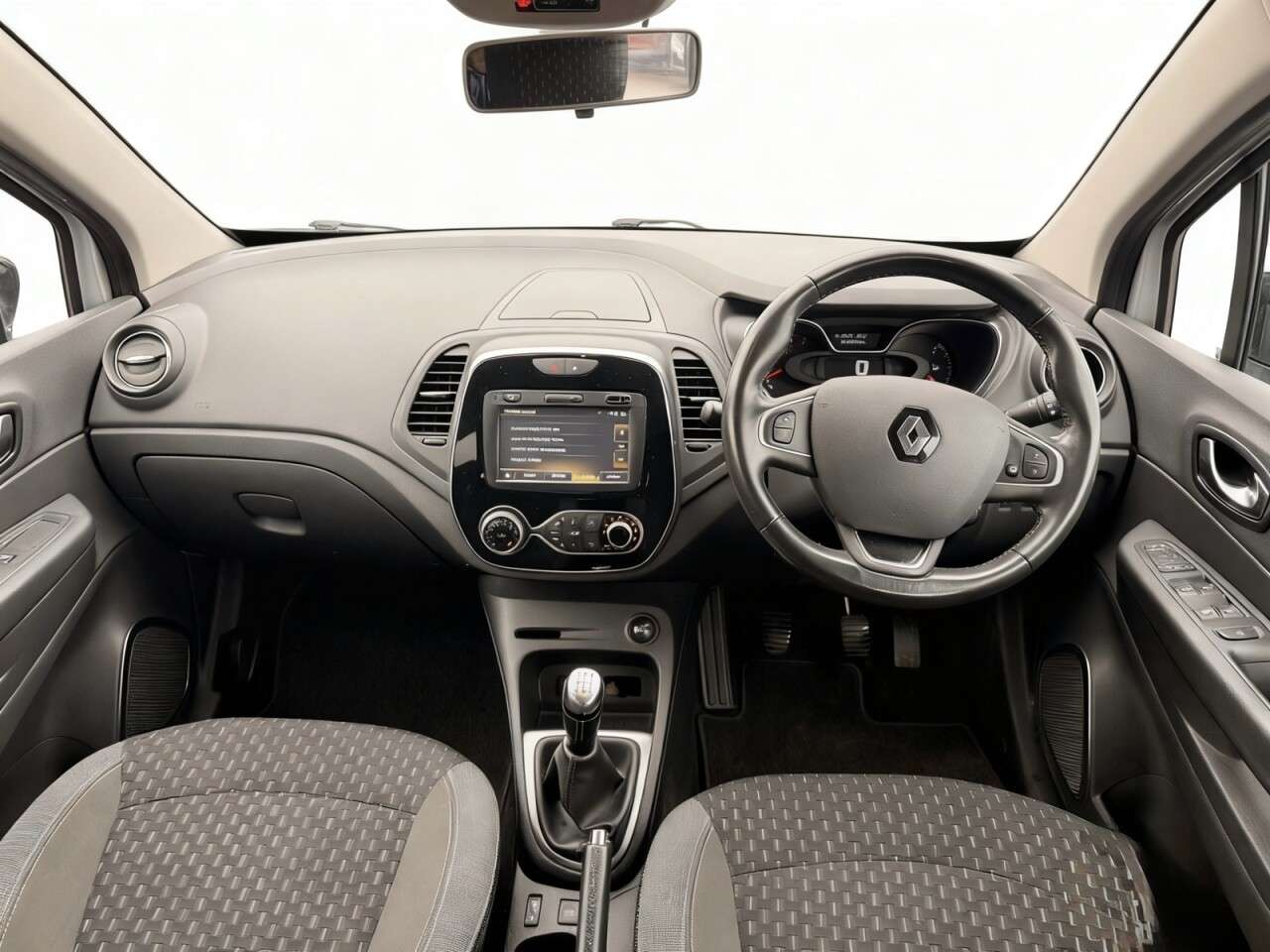 A 2017 RENAULT CAPTUR 0.9 TCe ENERGY Dynamique S Nav SUV 5dr Petrol Manual Euro 6 (s/s) (90 ps) A 2017 RENAULT CAPTUR 0.9 TCe ENERGY Dynamique S Nav SUV 5dr Petrol Manual Euro 6 (s/s) (90 ps)