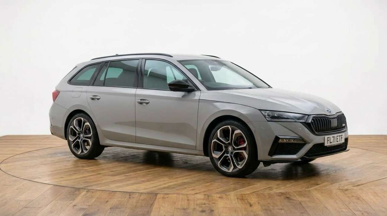 A 2021 SKODA OCTAVIA 2.0 TDI vRS Estate 5dr Diesel DSG 4WD Euro 6 (s/s) (200 ps) A 2021 SKODA OCTAVIA 2.0 TDI vRS Estate 5dr Diesel DSG 4WD Euro 6 (s/s) (200 ps)