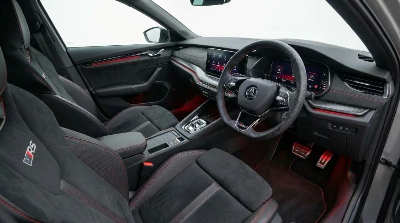 A 2021 SKODA OCTAVIA 2.0 TDI vRS Estate 5dr Diesel DSG 4WD Euro 6 (s/s) (200 ps) A 2021 SKODA OCTAVIA 2.0 TDI vRS Estate 5dr Diesel DSG 4WD Euro 6 (s/s) (200 ps)