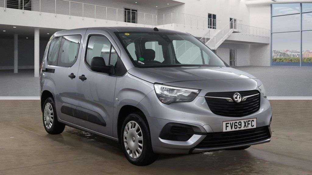 A 2020 VAUXHALL COMBO LIFE 1.5 Turbo D BlueInjection Design MPV 5dr Diesel Manual Euro 6 (s/s) (100 ps A 2020 VAUXHALL COMBO LIFE 1.5 Turbo D BlueInjection Design MPV 5dr Diesel Manual Euro 6 (s/s) (100 ps