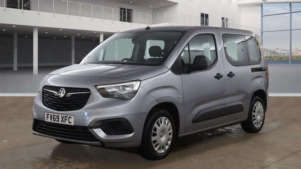 A 2020 VAUXHALL COMBO LIFE 1.5 Turbo D BlueInjection Design MPV 5dr Diesel Manual Euro 6 (s/s) (100 ps A 2020 VAUXHALL COMBO LIFE 1.5 Turbo D BlueInjection Design MPV 5dr Diesel Manual Euro 6 (s/s) (100 ps