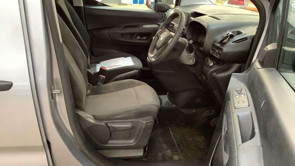 A 2020 VAUXHALL COMBO LIFE 1.5 Turbo D BlueInjection Design MPV 5dr Diesel Manual Euro 6 (s/s) (100 ps A 2020 VAUXHALL COMBO LIFE 1.5 Turbo D BlueInjection Design MPV 5dr Diesel Manual Euro 6 (s/s) (100 ps