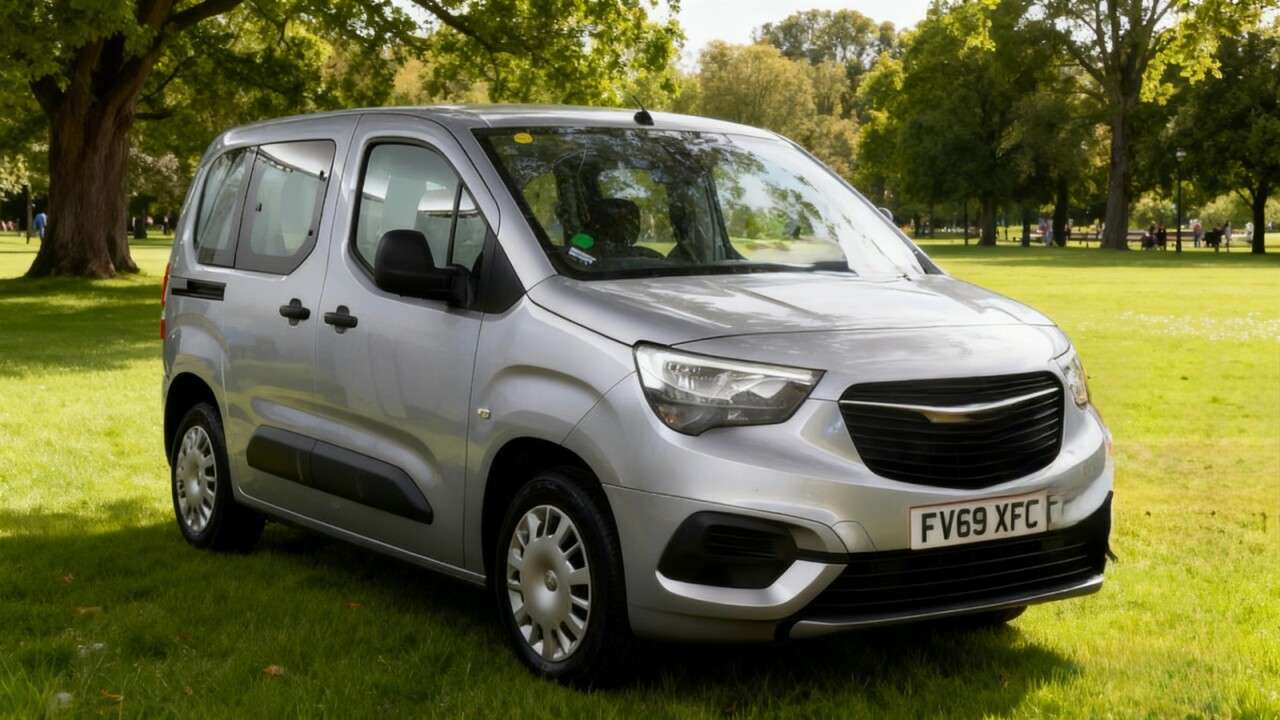 A 2020 VAUXHALL COMBO LIFE 1.5 Turbo D BlueInjection Design MPV 5dr Diesel Manual Euro 6 (s/s) (100 ps A 2020 VAUXHALL COMBO LIFE 1.5 Turbo D BlueInjection Design MPV 5dr Diesel Manual Euro 6 (s/s) (100 ps