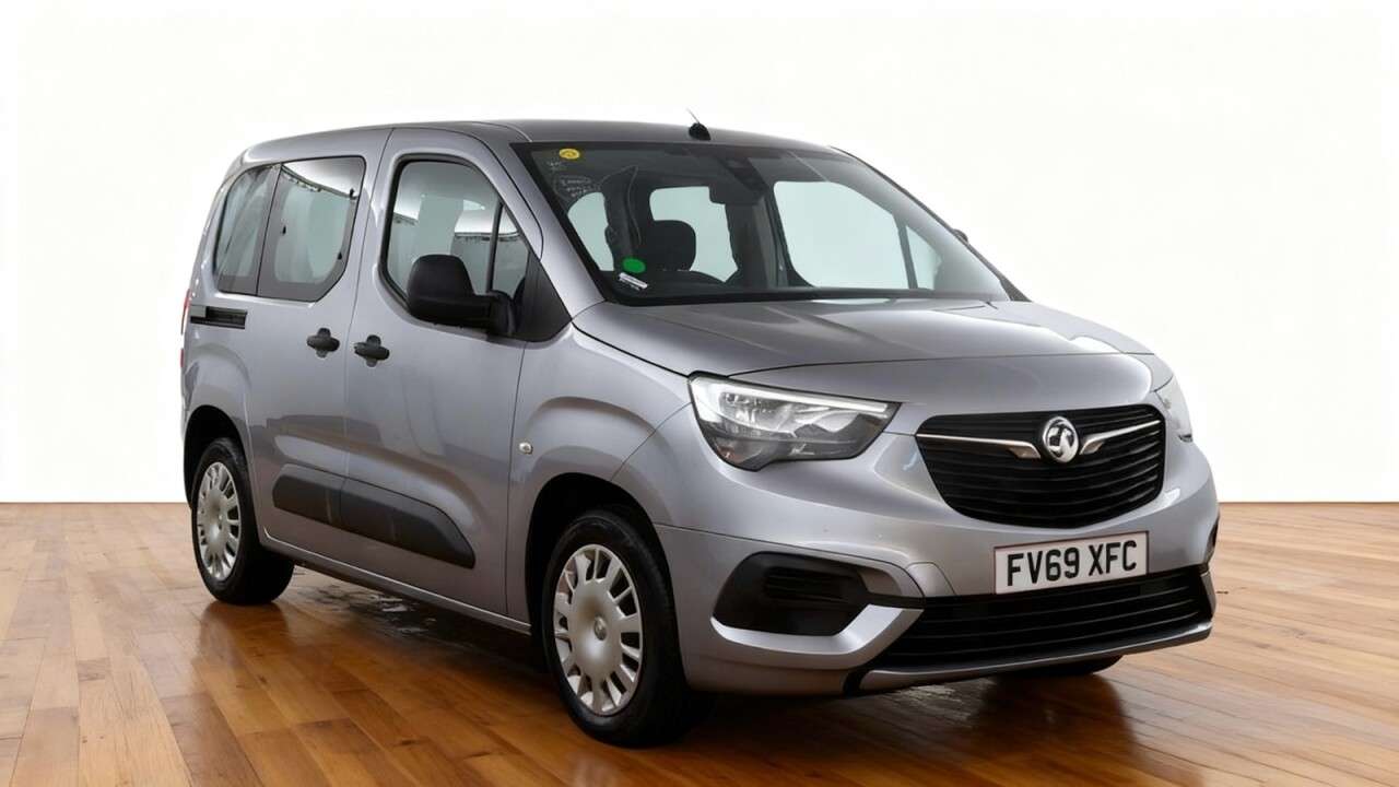 A 2020 VAUXHALL COMBO LIFE 1.5 Turbo D BlueInjection Design MPV 5dr Diesel Manual Euro 6 (s/s) (100 ps A 2020 VAUXHALL COMBO LIFE 1.5 Turbo D BlueInjection Design MPV 5dr Diesel Manual Euro 6 (s/s) (100 ps