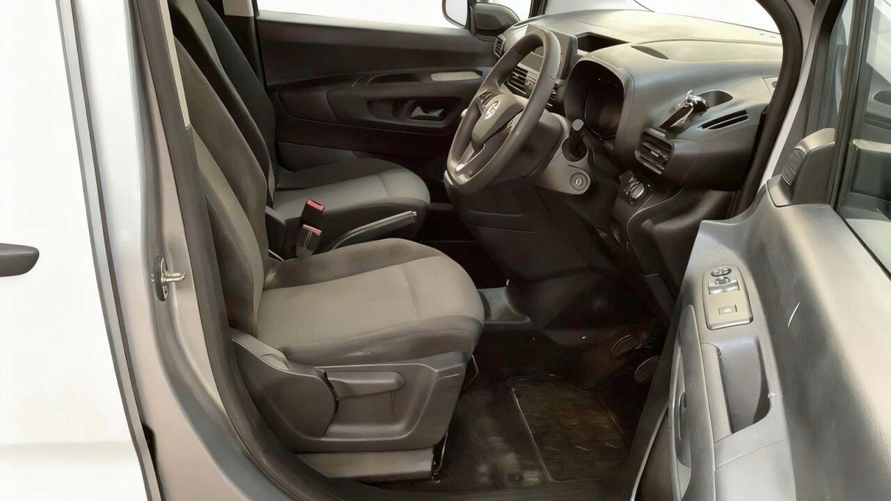 A 2020 VAUXHALL COMBO LIFE 1.5 Turbo D BlueInjection Design MPV 5dr Diesel Manual Euro 6 (s/s) (100 ps A 2020 VAUXHALL COMBO LIFE 1.5 Turbo D BlueInjection Design MPV 5dr Diesel Manual Euro 6 (s/s) (100 ps