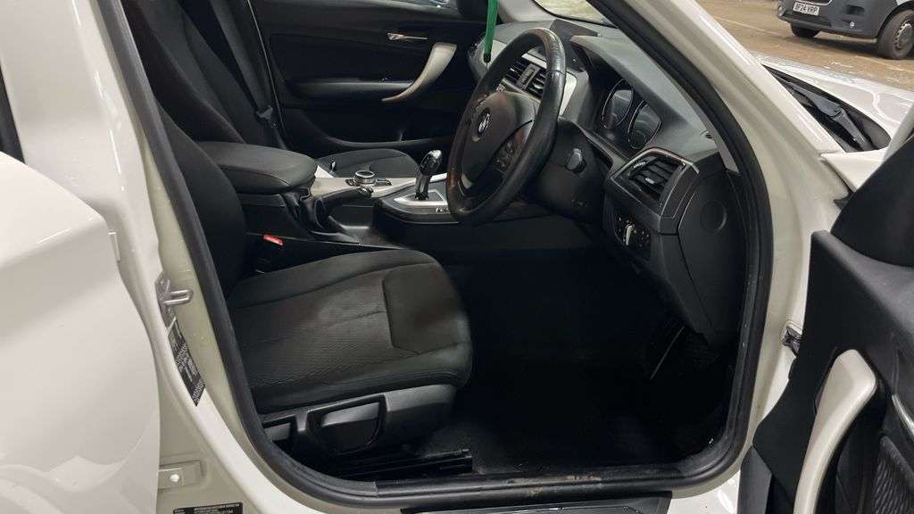 A 2019 BMW 1 SERIES 1.5 118i SE Business Hatchback 5dr Petrol Auto Euro 6 (s/s) (136 ps) A 2019 BMW 1 SERIES 1.5 118i SE Business Hatchback 5dr Petrol Auto Euro 6 (s/s) (136 ps)