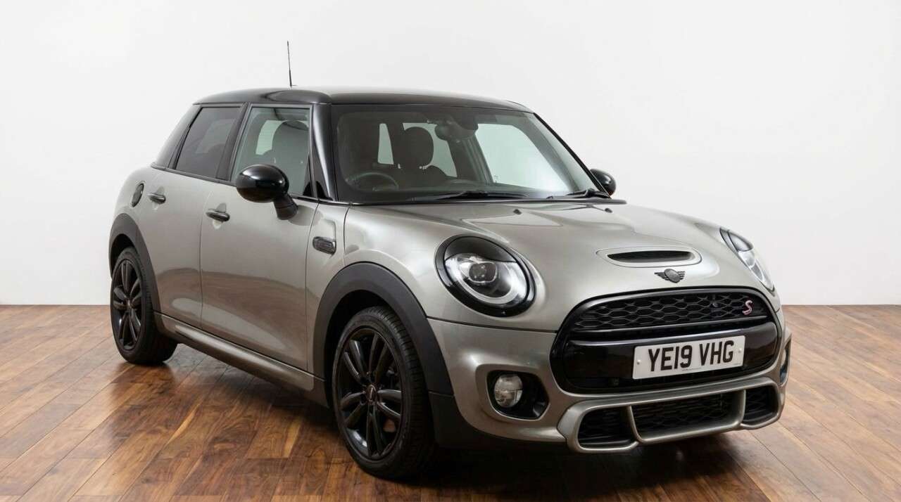 A 2019 MINI HATCH 2.0 Cooper S Sport Hatchback 5dr Petrol Steptronic Euro 6 (s/s) (192 ps) A 2019 MINI HATCH 2.0 Cooper S Sport Hatchback 5dr Petrol Steptronic Euro 6 (s/s) (192 ps)