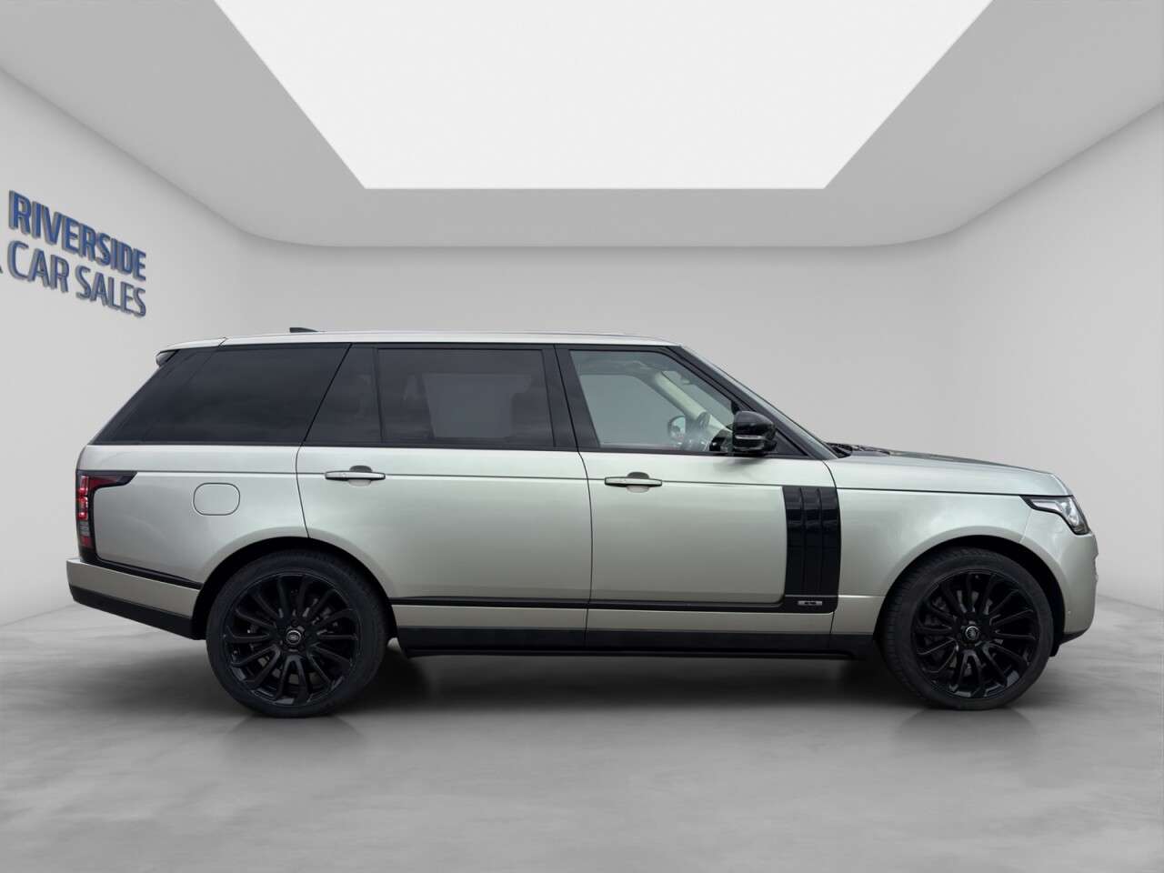 A 2017 LAND ROVER RANGE ROVER 5.0 V8 Autobiography SUV 5dr Petrol Auto 4WD Euro 6 (s/s) LWB (510 ps) A 2017 LAND ROVER RANGE ROVER 5.0 V8 Autobiography SUV 5dr Petrol Auto 4WD Euro 6 (s/s) LWB (510 ps)