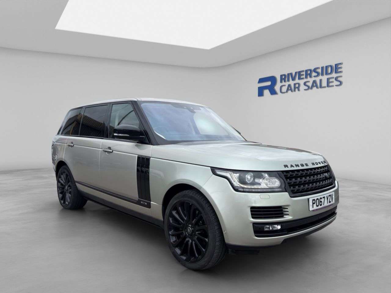 A 2017 LAND ROVER RANGE ROVER 5.0 V8 Autobiography SUV 5dr Petrol Auto 4WD Euro 6 (s/s) LWB (510 ps) A 2017 LAND ROVER RANGE ROVER 5.0 V8 Autobiography SUV 5dr Petrol Auto 4WD Euro 6 (s/s) LWB (510 ps)