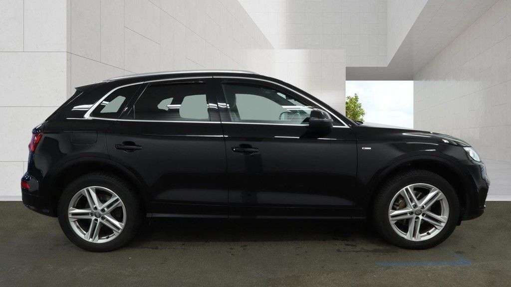 A 2019 AUDI Q5 2.0 TDI 40 S line SUV 5dr Diesel S Tronic quattro Euro 6 (s/s) (190 ps) A 2019 AUDI Q5 2.0 TDI 40 S line SUV 5dr Diesel S Tronic quattro Euro 6 (s/s) (190 ps)
