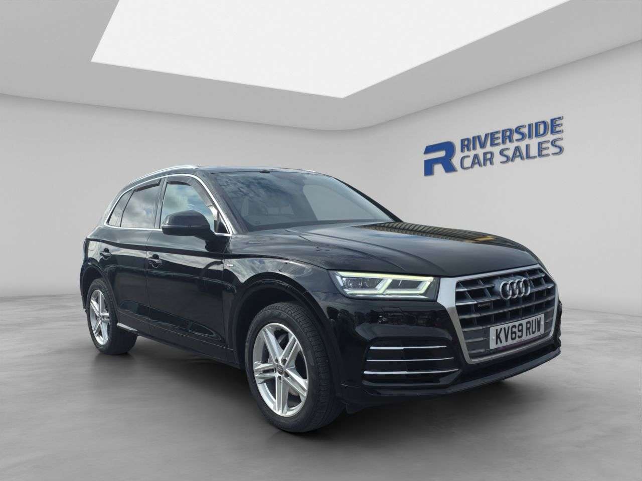 A 2019 AUDI Q5 2.0 TDI 40 S line SUV 5dr Diesel S Tronic quattro Euro 6 (s/s) (190 ps) A 2019 AUDI Q5 2.0 TDI 40 S line SUV 5dr Diesel S Tronic quattro Euro 6 (s/s) (190 ps)