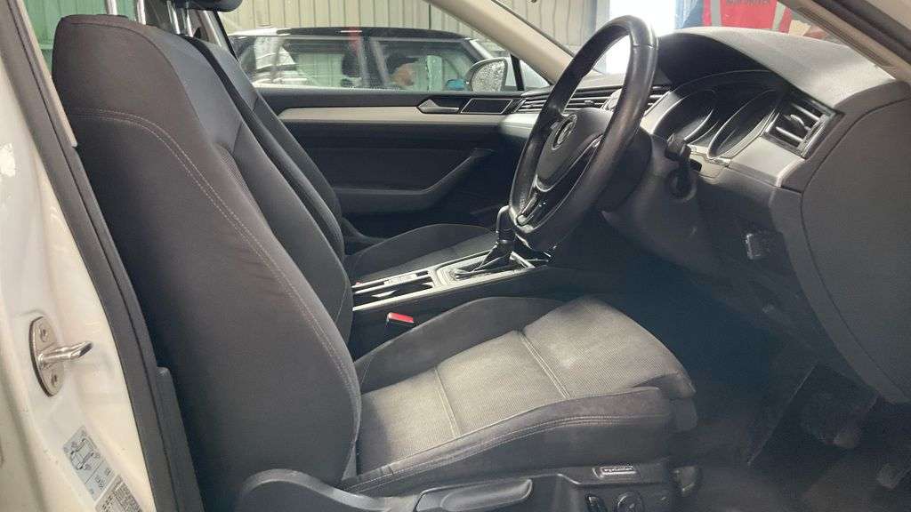 A 2016 VOLKSWAGEN PASSAT 2.0 TDI BlueMotion Tech SE Business Estate 5dr Diesel DSG Euro 6 (s/s) (150 A 2016 VOLKSWAGEN PASSAT 2.0 TDI BlueMotion Tech SE Business Estate 5dr Diesel DSG Euro 6 (s/s) (150