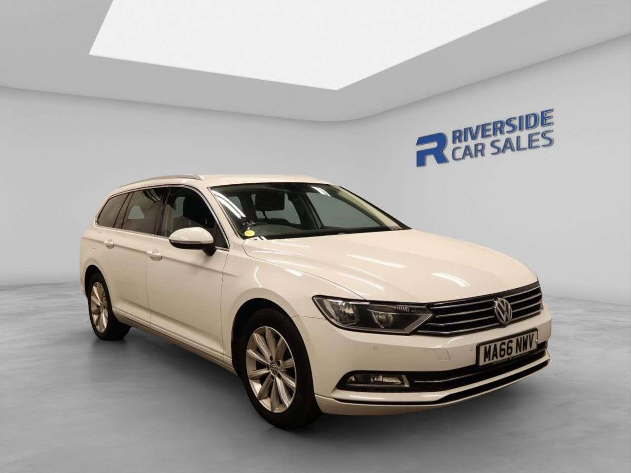 A 2016 VOLKSWAGEN PASSAT 2.0 TDI BlueMotion Tech SE Business Estate 5dr Diesel DSG Euro 6 (s/s) (150 A 2016 VOLKSWAGEN PASSAT 2.0 TDI BlueMotion Tech SE Business Estate 5dr Diesel DSG Euro 6 (s/s) (150
