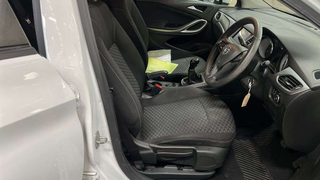 A 2020 VAUXHALL ASTRA 1.2 Turbo SE Hatchback 5dr Petrol Manual Euro 6 (s/s) (110 ps) A 2020 VAUXHALL ASTRA 1.2 Turbo SE Hatchback 5dr Petrol Manual Euro 6 (s/s) (110 ps)