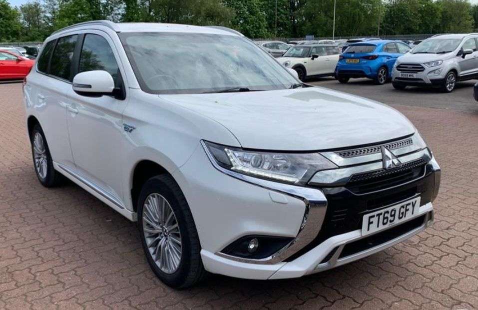 A 2020 MITSUBISHI OUTLANDER 2.4h TwinMotor 13.8kWh Dynamic SUV 5dr Petrol Plug-in Hybrid CVT 4WD Euro 6 A 2020 MITSUBISHI OUTLANDER 2.4h TwinMotor 13.8kWh Dynamic SUV 5dr Petrol Plug-in Hybrid CVT 4WD Euro 6