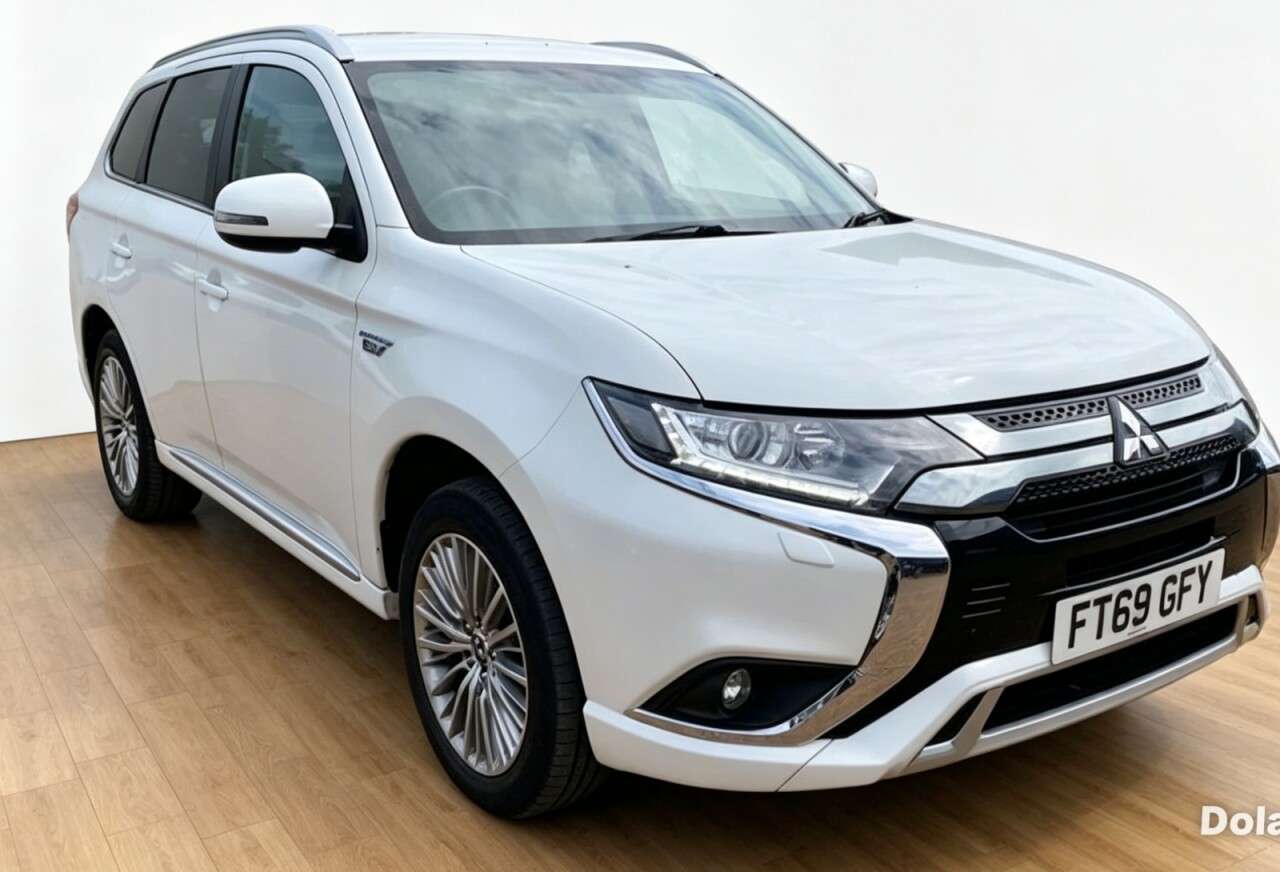 A 2020 MITSUBISHI OUTLANDER 2.4h TwinMotor 13.8kWh Dynamic SUV 5dr Petrol Plug-in Hybrid CVT 4WD Euro 6 A 2020 MITSUBISHI OUTLANDER 2.4h TwinMotor 13.8kWh Dynamic SUV 5dr Petrol Plug-in Hybrid CVT 4WD Euro 6