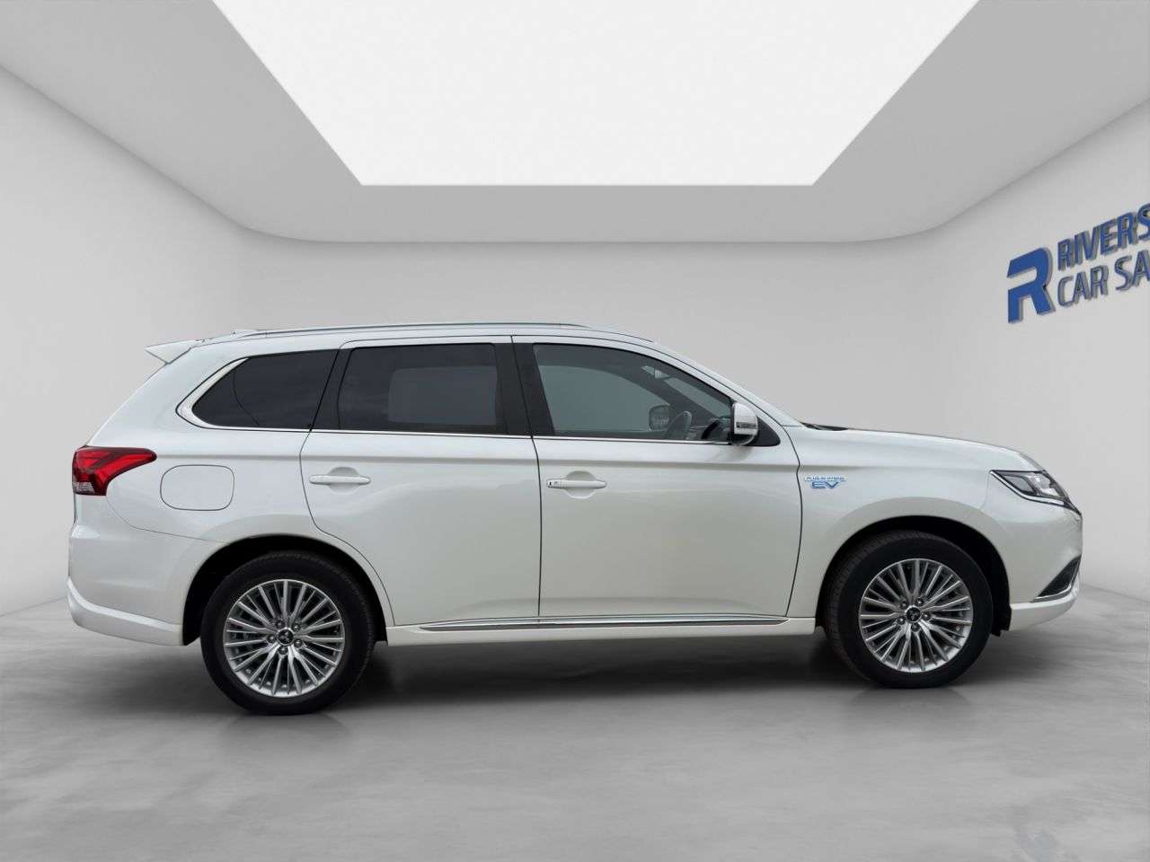 A 2020 MITSUBISHI OUTLANDER 2.4h TwinMotor 13.8kWh Dynamic SUV 5dr Petrol Plug-in Hybrid CVT 4WD Euro 6 A 2020 MITSUBISHI OUTLANDER 2.4h TwinMotor 13.8kWh Dynamic SUV 5dr Petrol Plug-in Hybrid CVT 4WD Euro 6