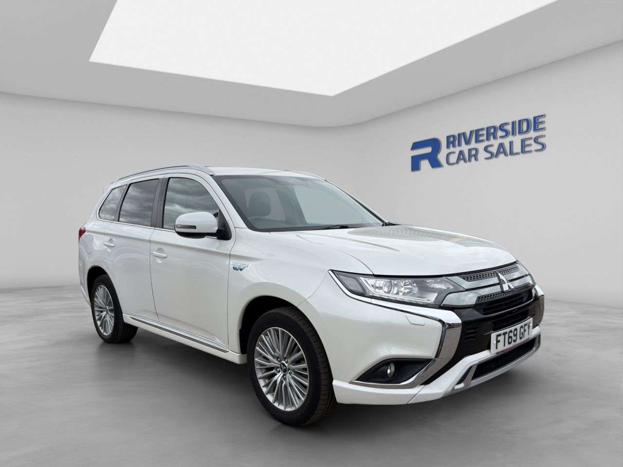 A 2020 MITSUBISHI OUTLANDER 2.4h TwinMotor 13.8kWh Dynamic SUV 5dr Petrol Plug-in Hybrid CVT 4WD Euro 6 A 2020 MITSUBISHI OUTLANDER 2.4h TwinMotor 13.8kWh Dynamic SUV 5dr Petrol Plug-in Hybrid CVT 4WD Euro 6