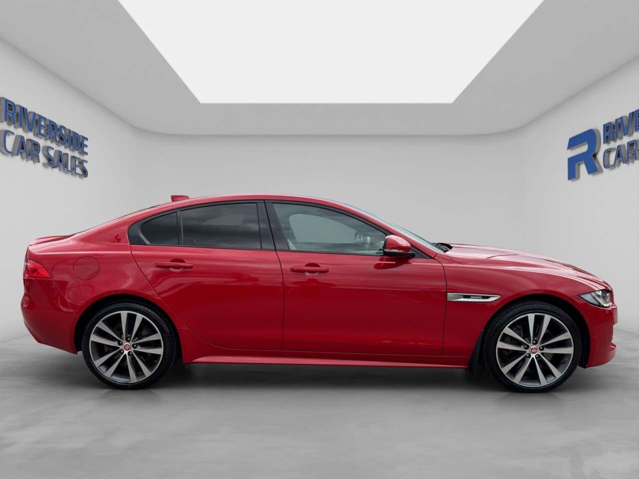 A 2018 JAGUAR XE 2.0i GPF R-Sport Saloon 4dr Petrol Auto AWD Euro 6 (s/s) (300 ps) A 2018 JAGUAR XE 2.0i GPF R-Sport Saloon 4dr Petrol Auto AWD Euro 6 (s/s) (300 ps)