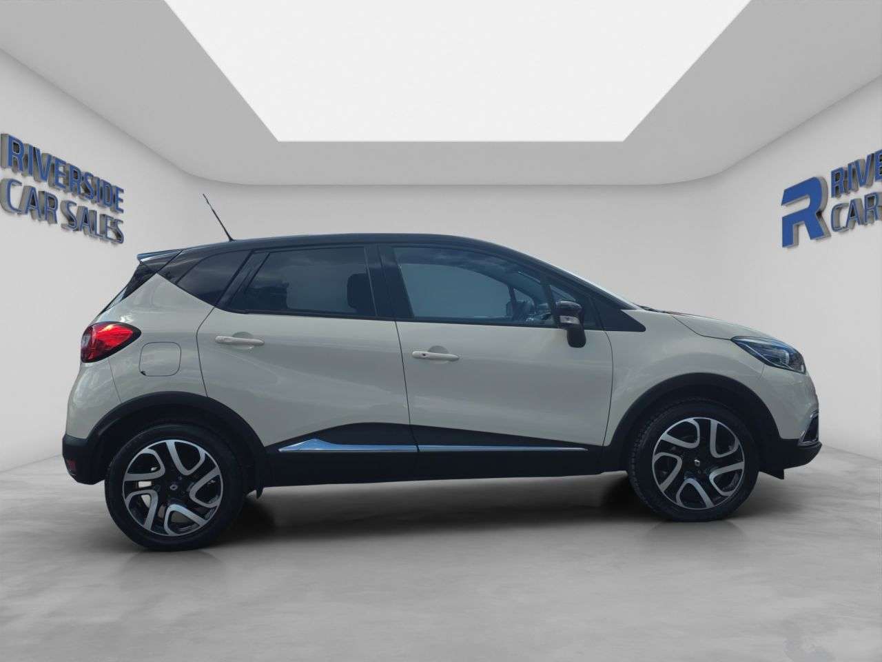A 2016 RENAULT CAPTUR 0.9 TCe ENERGY Dynamique S Nav SUV 5dr Petrol Manual Euro 6 (s/s) (90 ps) A 2016 RENAULT CAPTUR 0.9 TCe ENERGY Dynamique S Nav SUV 5dr Petrol Manual Euro 6 (s/s) (90 ps)