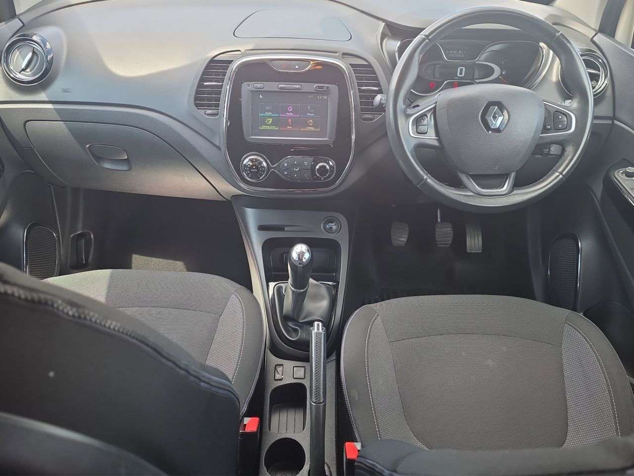 A 2016 RENAULT CAPTUR 0.9 TCe ENERGY Dynamique S Nav SUV 5dr Petrol Manual Euro 6 (s/s) (90 ps) A 2016 RENAULT CAPTUR 0.9 TCe ENERGY Dynamique S Nav SUV 5dr Petrol Manual Euro 6 (s/s) (90 ps)