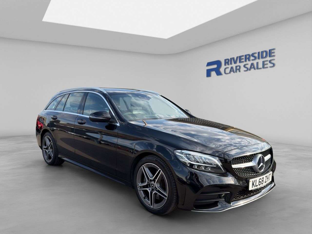 A 2019 MERCEDES-BENZ C CLASS 2.0 C300 AMG Line Estate 5dr Petrol G-Tronic+ Euro 6 (s/s) (258 ps) Finance A 2019 MERCEDES-BENZ C CLASS 2.0 C300 AMG Line Estate 5dr Petrol G-Tronic+ Euro 6 (s/s) (258 ps) Finance