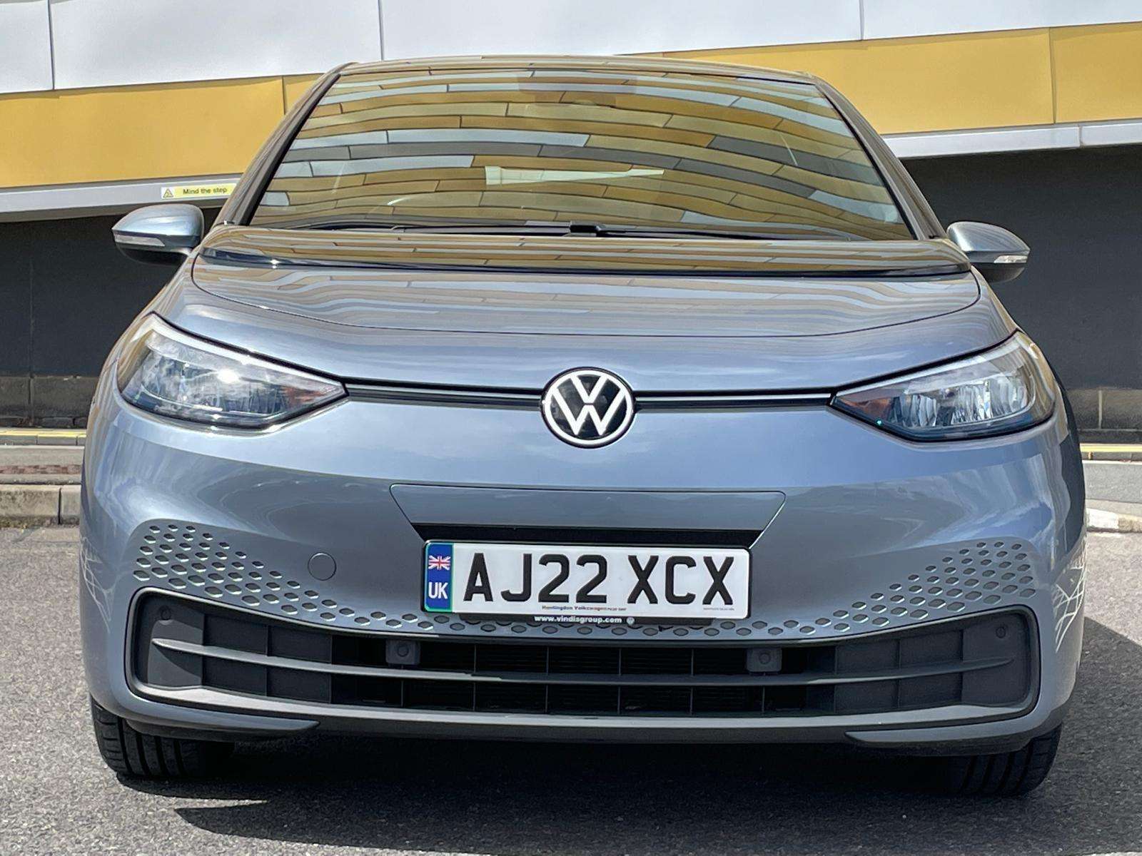 A 2022 VOLKSWAGEN ID.3 Pro Performance 58kWh Life Hatchback 5dr Electric Auto (204 ps) A 2022 VOLKSWAGEN ID.3 Pro Performance 58kWh Life Hatchback 5dr Electric Auto (204 ps)