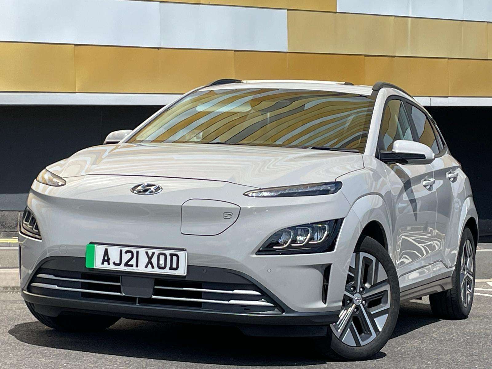 A 2021 HYUNDAI KONA 64kWh Ultimate SUV 5dr Electric Auto (10.5kW Charger) (204 ps) A 2021 HYUNDAI KONA 64kWh Ultimate SUV 5dr Electric Auto (10.5kW Charger) (204 ps)