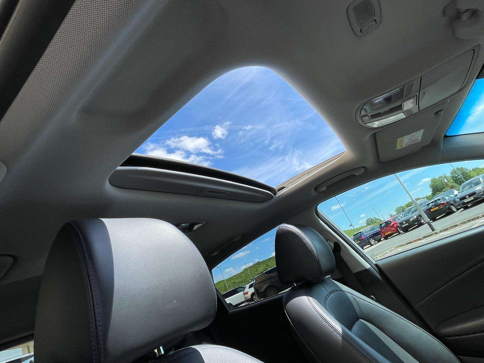 A 2021 HYUNDAI KONA 64kWh Ultimate SUV 5dr Electric Auto (10.5kW Charger) (204 ps) A 2021 HYUNDAI KONA 64kWh Ultimate SUV 5dr Electric Auto (10.5kW Charger) (204 ps)