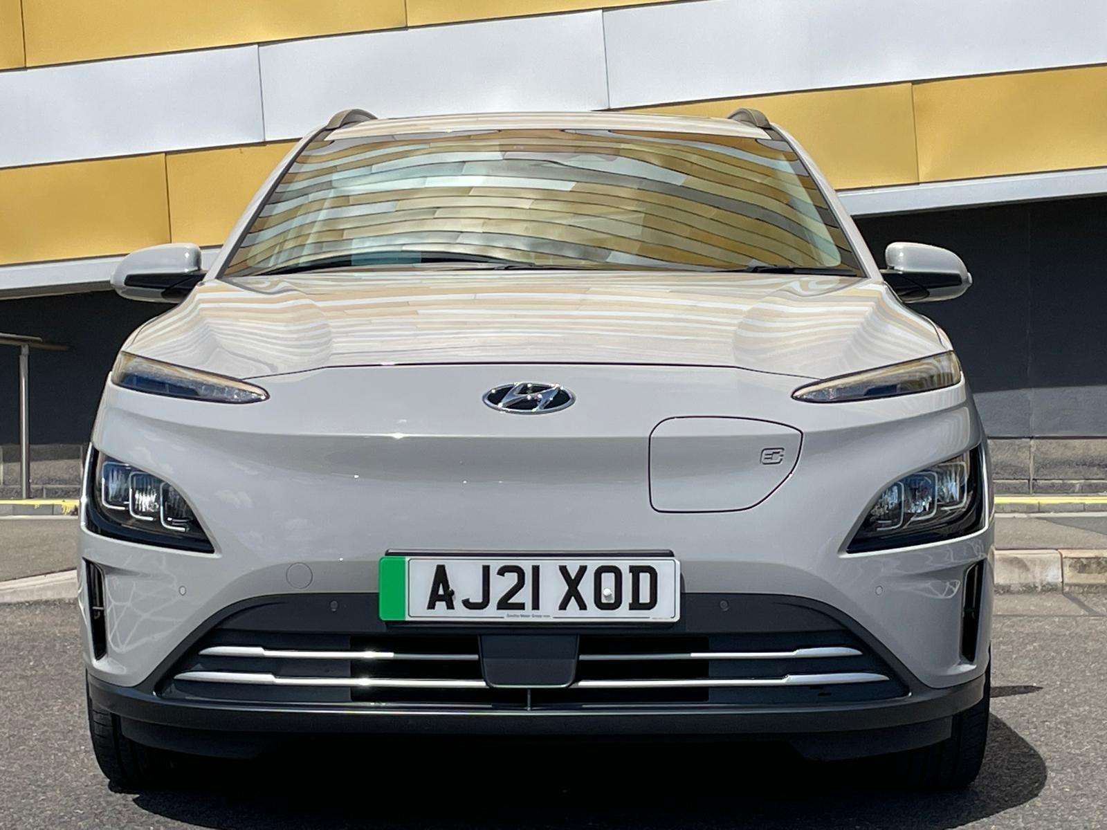 A 2021 HYUNDAI KONA 64kWh Ultimate SUV 5dr Electric Auto (10.5kW Charger) (204 ps) A 2021 HYUNDAI KONA 64kWh Ultimate SUV 5dr Electric Auto (10.5kW Charger) (204 ps)