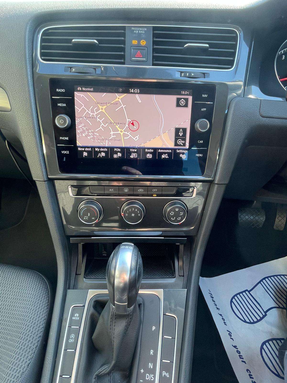 A 2017 VOLKSWAGEN GOLF 1.4 TSI SE Nav Hatchback 5dr Petrol DSG Euro 6 (s/s) (125 ps) A 2017 VOLKSWAGEN GOLF 1.4 TSI SE Nav Hatchback 5dr Petrol DSG Euro 6 (s/s) (125 ps)