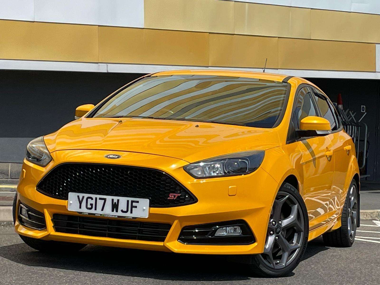 A 2017 FORD FOCUS 2.0T EcoBoost ST-3 Hatchback 5dr Petrol Manual Euro 6 (s/s) (250 ps) A 2017 FORD FOCUS 2.0T EcoBoost ST-3 Hatchback 5dr Petrol Manual Euro 6 (s/s) (250 ps)