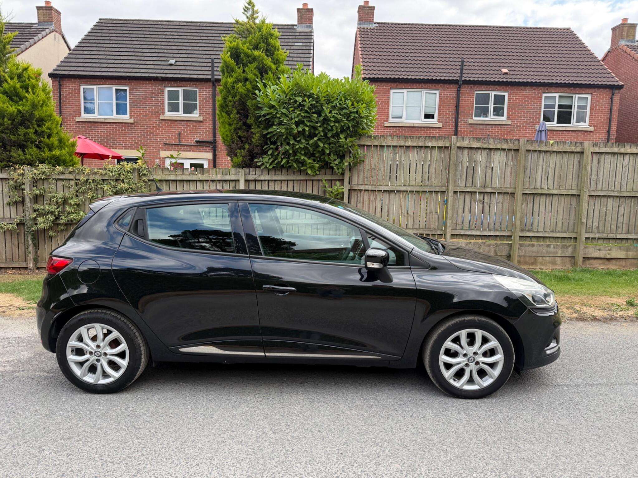 A 2017 RENAULT CLIO 1.5 dCi Dynamique Nav Euro 6 (s/s) 5dr A 2017 RENAULT CLIO 1.5 dCi Dynamique Nav Euro 6 (s/s) 5dr