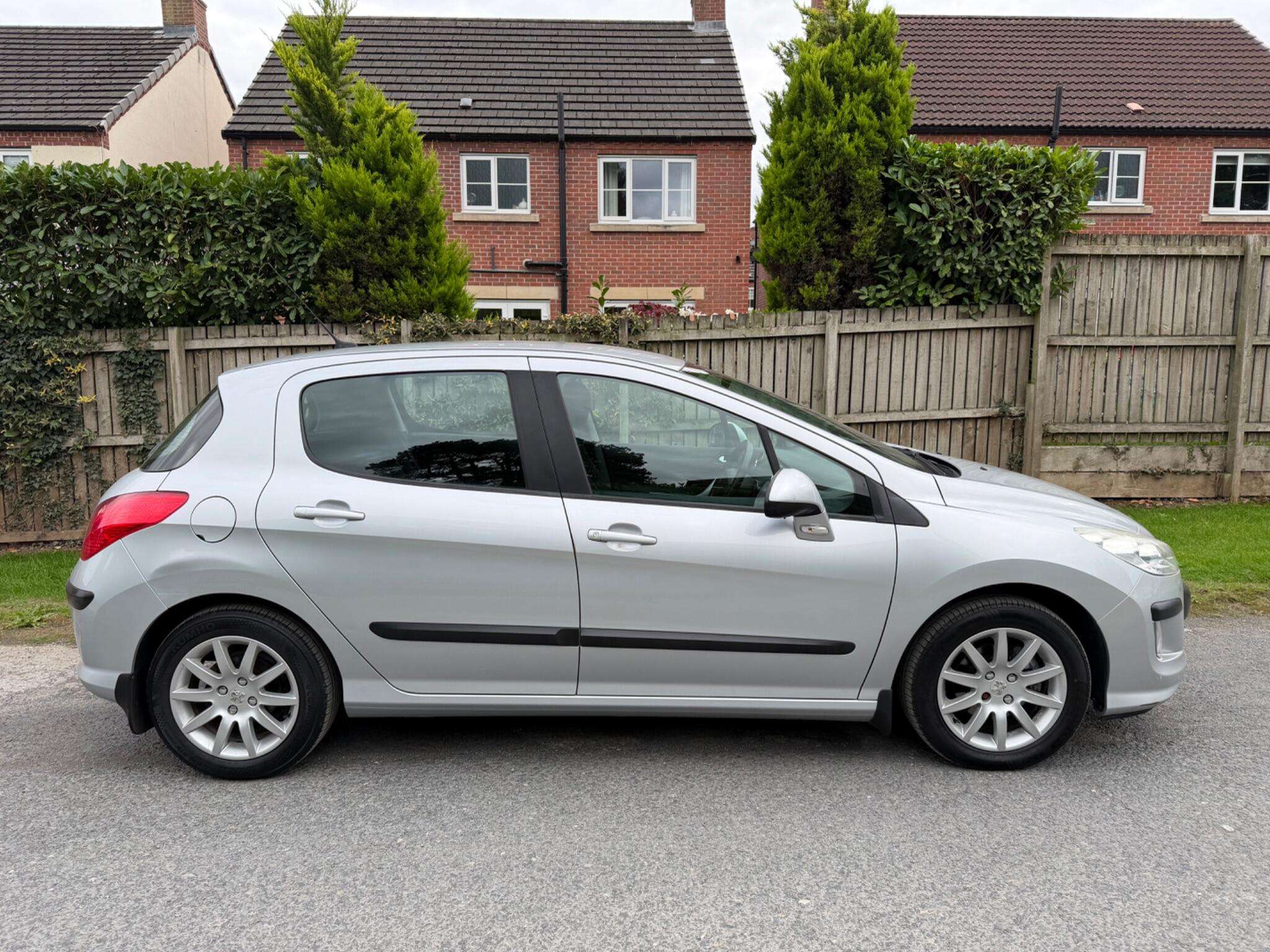 A 2009 PEUGEOT 308 1.4 VTi S Hatchback 5dr Petrol Manual (155 g/km, 95 bhp) A 2009 PEUGEOT 308 1.4 VTi S Hatchback 5dr Petrol Manual (155 g/km, 95 bhp)