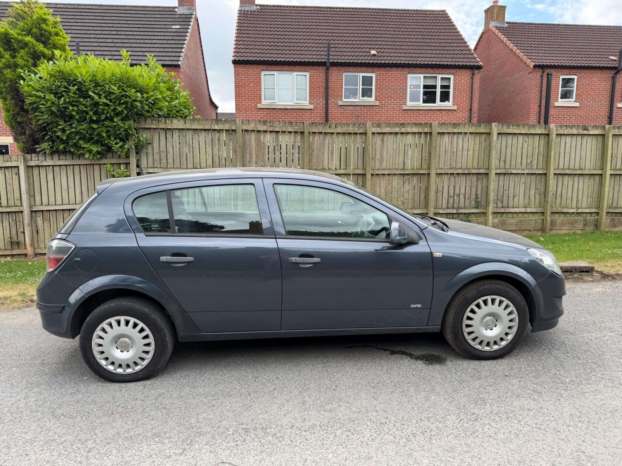 A 2010 VAUXHALL ASTRA 1.7 CDTi ecoFLEX Life Hatchback 5dr Diesel Manual (a/c) (119 g/km, 108 bhp) A 2010 VAUXHALL ASTRA 1.7 CDTi ecoFLEX Life Hatchback 5dr Diesel Manual (a/c) (119 g/km, 108 bhp)