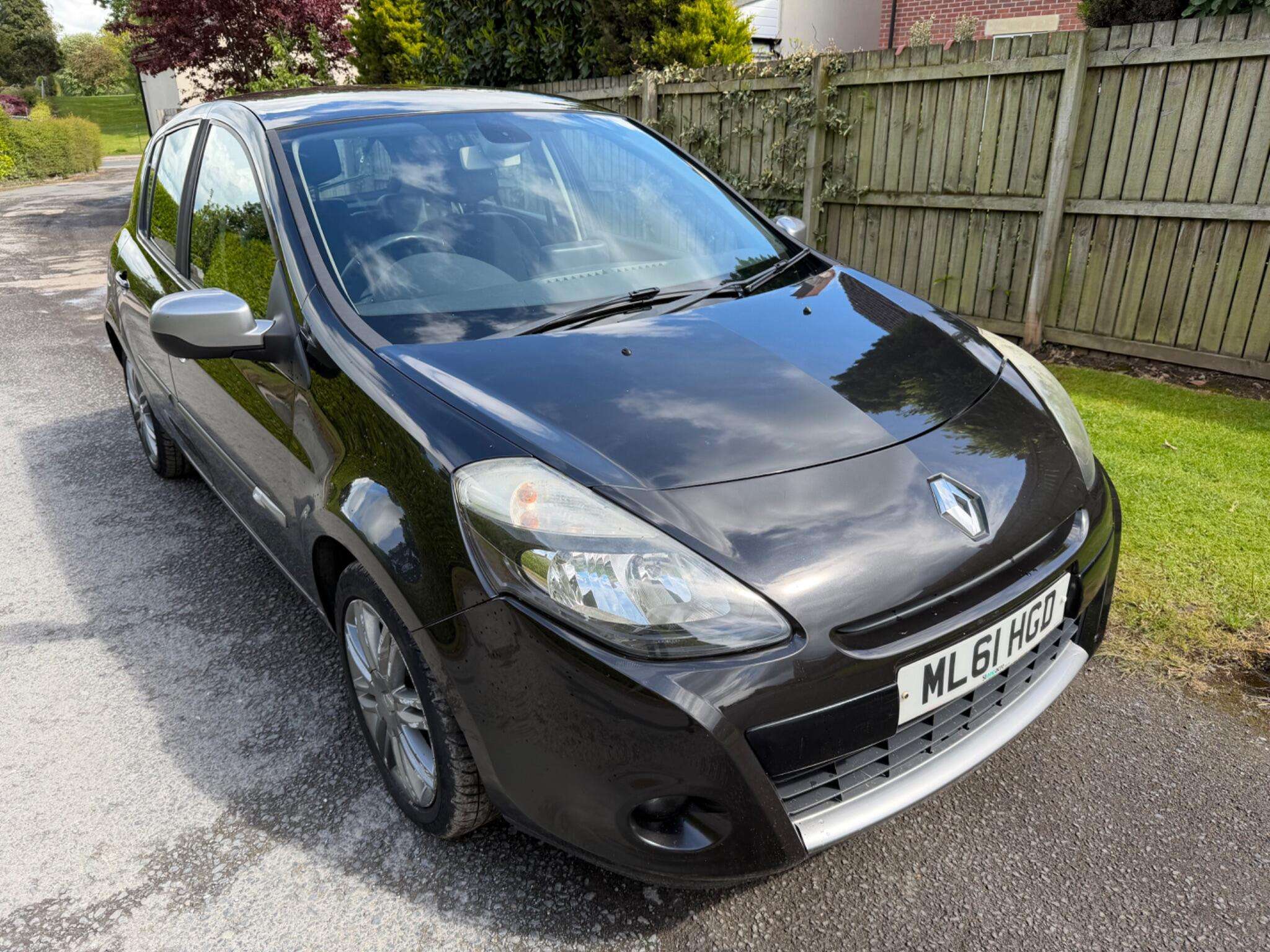 A 2011 RENAULT CLIO 1.2 Dynamique TomTom Euro 5 5dr A 2011 RENAULT CLIO 1.2 Dynamique TomTom Euro 5 5dr