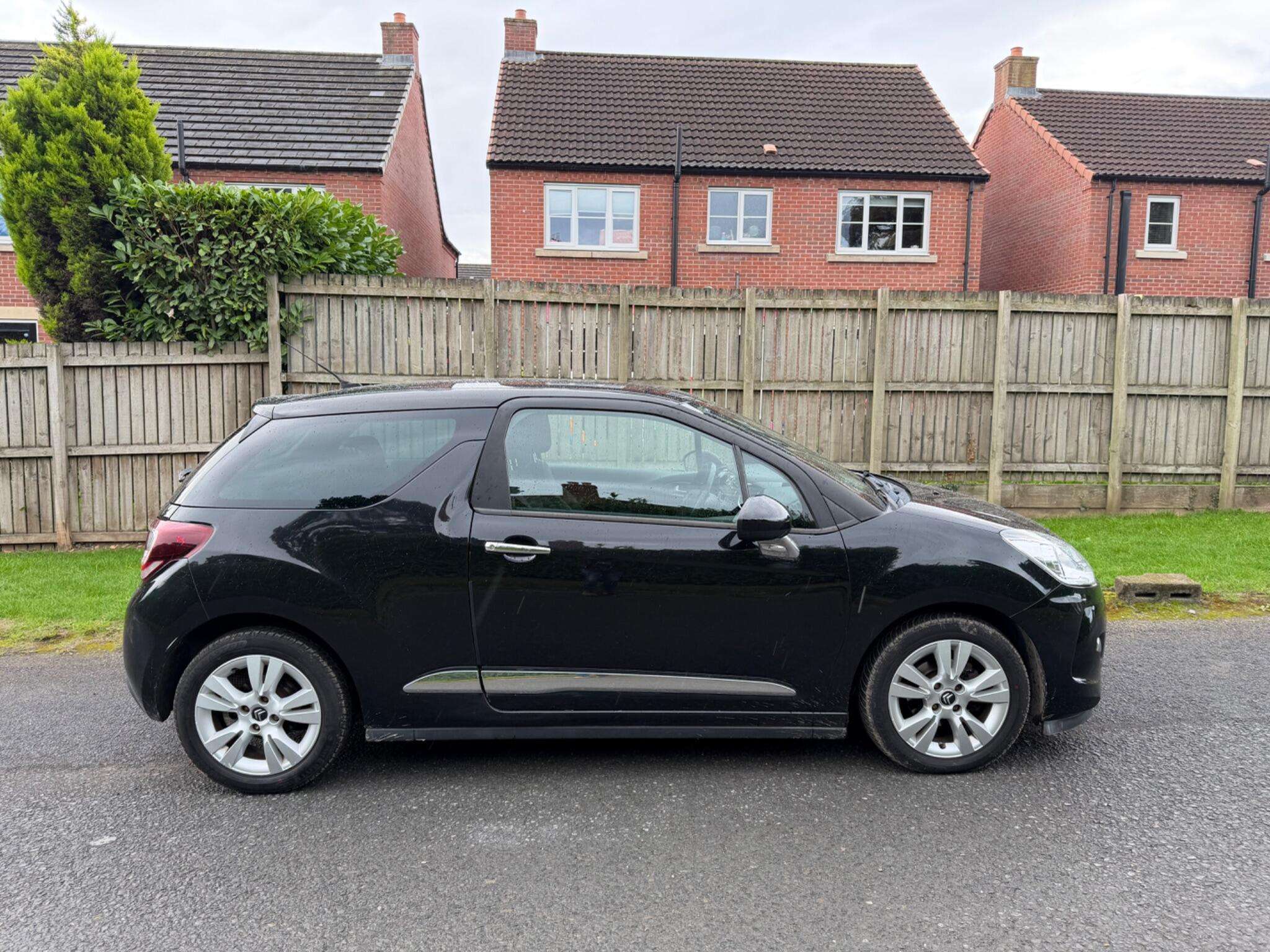 A 2014 CITROEN DS3 1.6 e-HDi Airdream DStyle Euro 5 (s/s) 3dr A 2014 CITROEN DS3 1.6 e-HDi Airdream DStyle Euro 5 (s/s) 3dr
