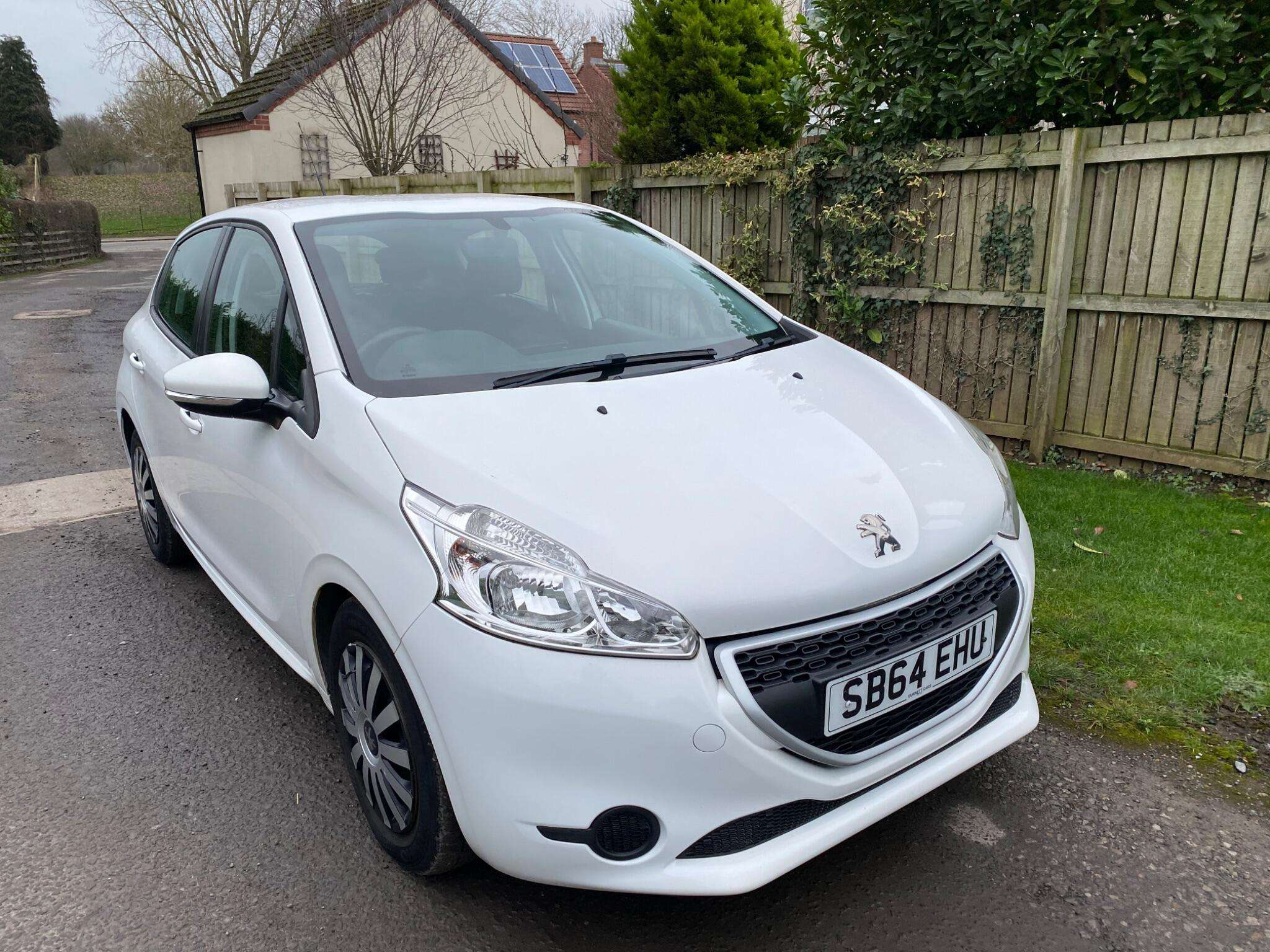 A 2014 PEUGEOT 208 1.4 HDi Access+ Hatchback 3dr Diesel Manual Euro 5 (70 ps) A 2014 PEUGEOT 208 1.4 HDi Access+ Hatchback 3dr Diesel Manual Euro 5 (70 ps)