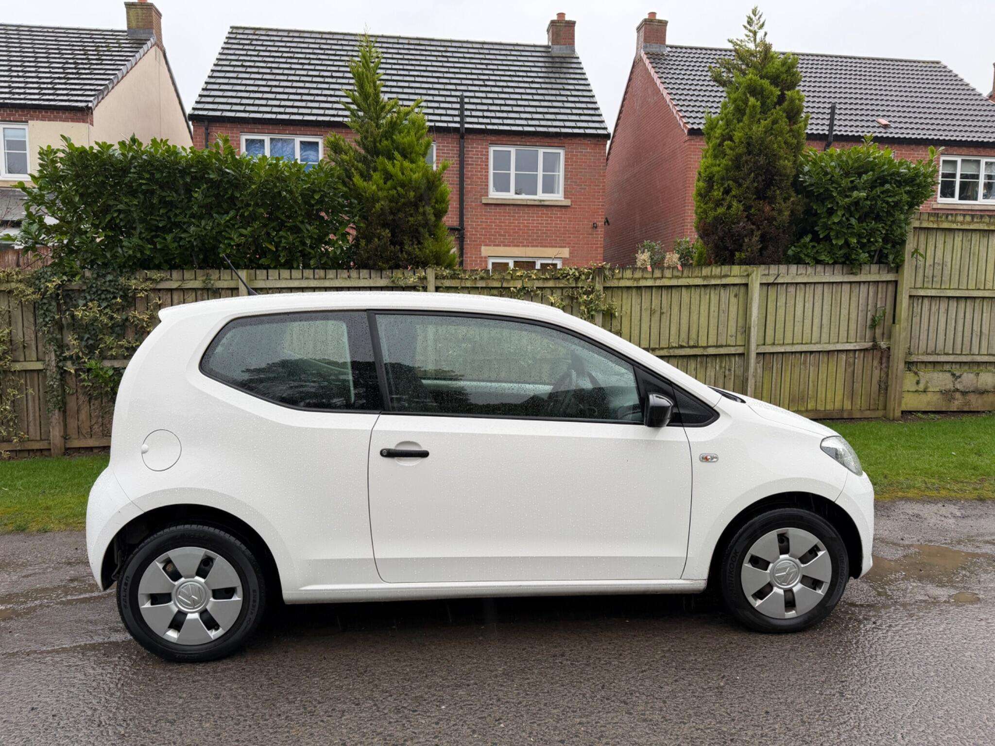 A 2014 VOLKSWAGEN UP! 1.0 Take up! Euro 5 3dr A 2014 VOLKSWAGEN UP! 1.0 Take up! Euro 5 3dr