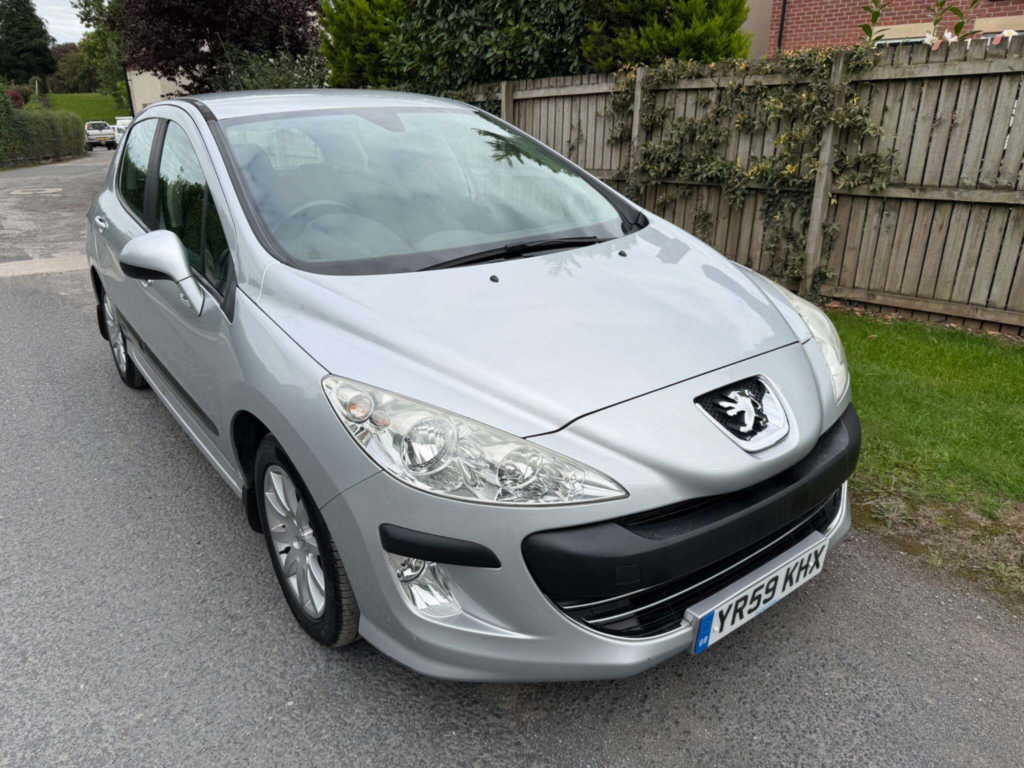 A 2009 PEUGEOT 308 1.4 VTi S Hatchback 5dr Petrol Manual (155 g/km, 95 bhp) A 2009 PEUGEOT 308 1.4 VTi S Hatchback 5dr Petrol Manual (155 g/km, 95 bhp)