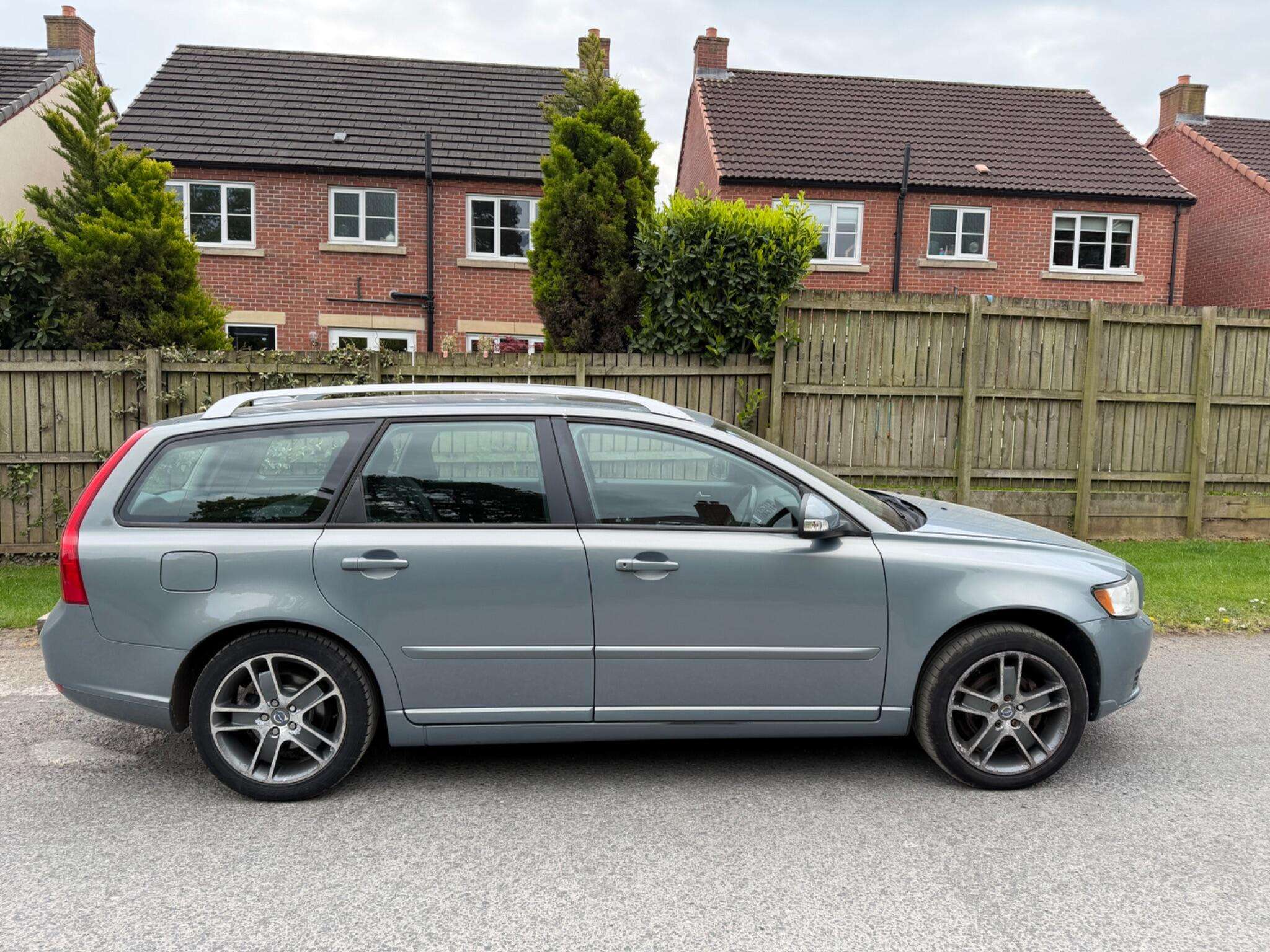 A 2011 VOLVO V50 1.6D DRIVe SE Lux Euro 5 (s/s) 5dr A 2011 VOLVO V50 1.6D DRIVe SE Lux Euro 5 (s/s) 5dr