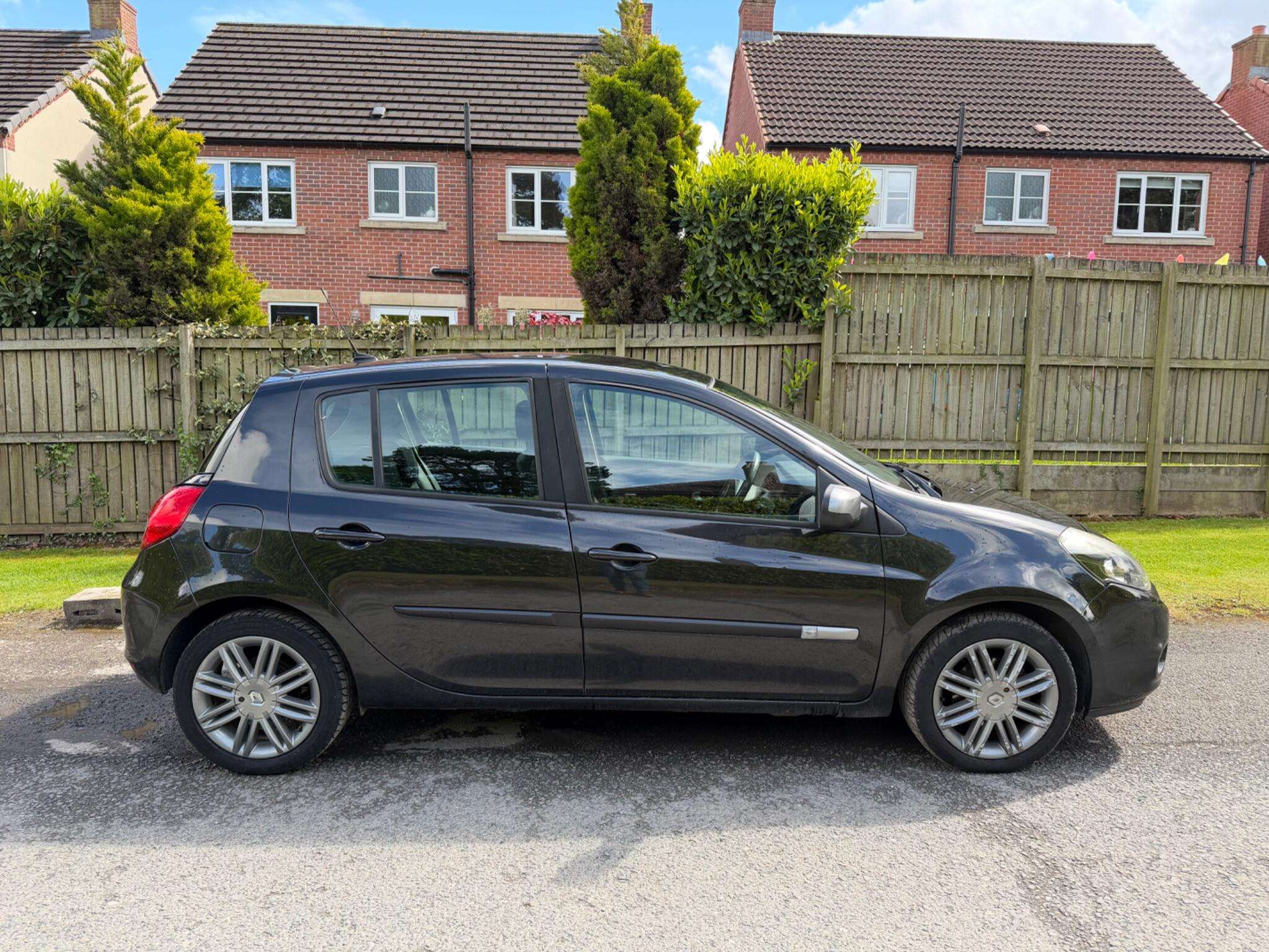 A 2011 RENAULT CLIO 1.2 Dynamique TomTom Euro 5 5dr A 2011 RENAULT CLIO 1.2 Dynamique TomTom Euro 5 5dr