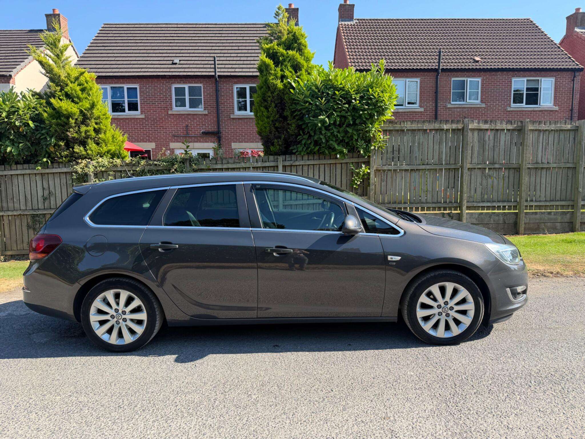 A 2015 VAUXHALL ASTRA 1.6 16V Elite Sports Tourer Euro 5 5dr A 2015 VAUXHALL ASTRA 1.6 16V Elite Sports Tourer Euro 5 5dr