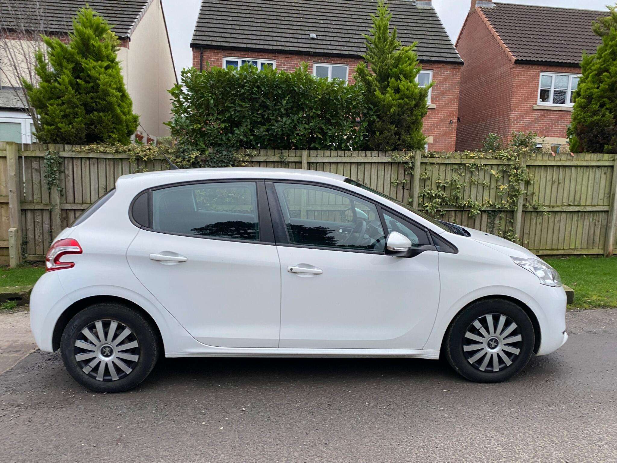 A 2014 PEUGEOT 208 1.4 HDi Access+ Euro 5 5dr A 2014 PEUGEOT 208 1.4 HDi Access+ Euro 5 5dr