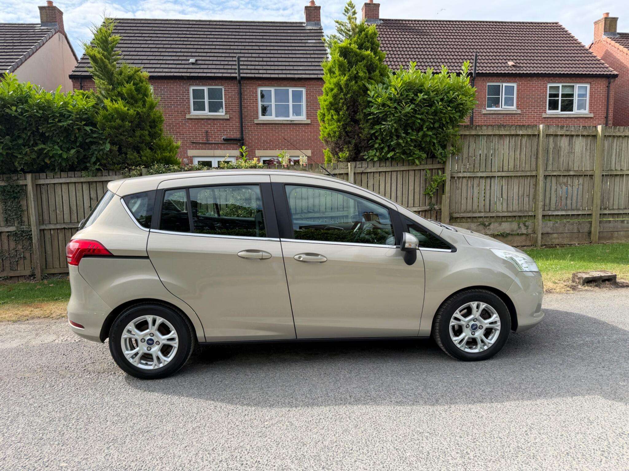 A 2014 FORD B-MAX 1.6 Zetec Powershift Euro 5 5dr A 2014 FORD B-MAX 1.6 Zetec Powershift Euro 5 5dr