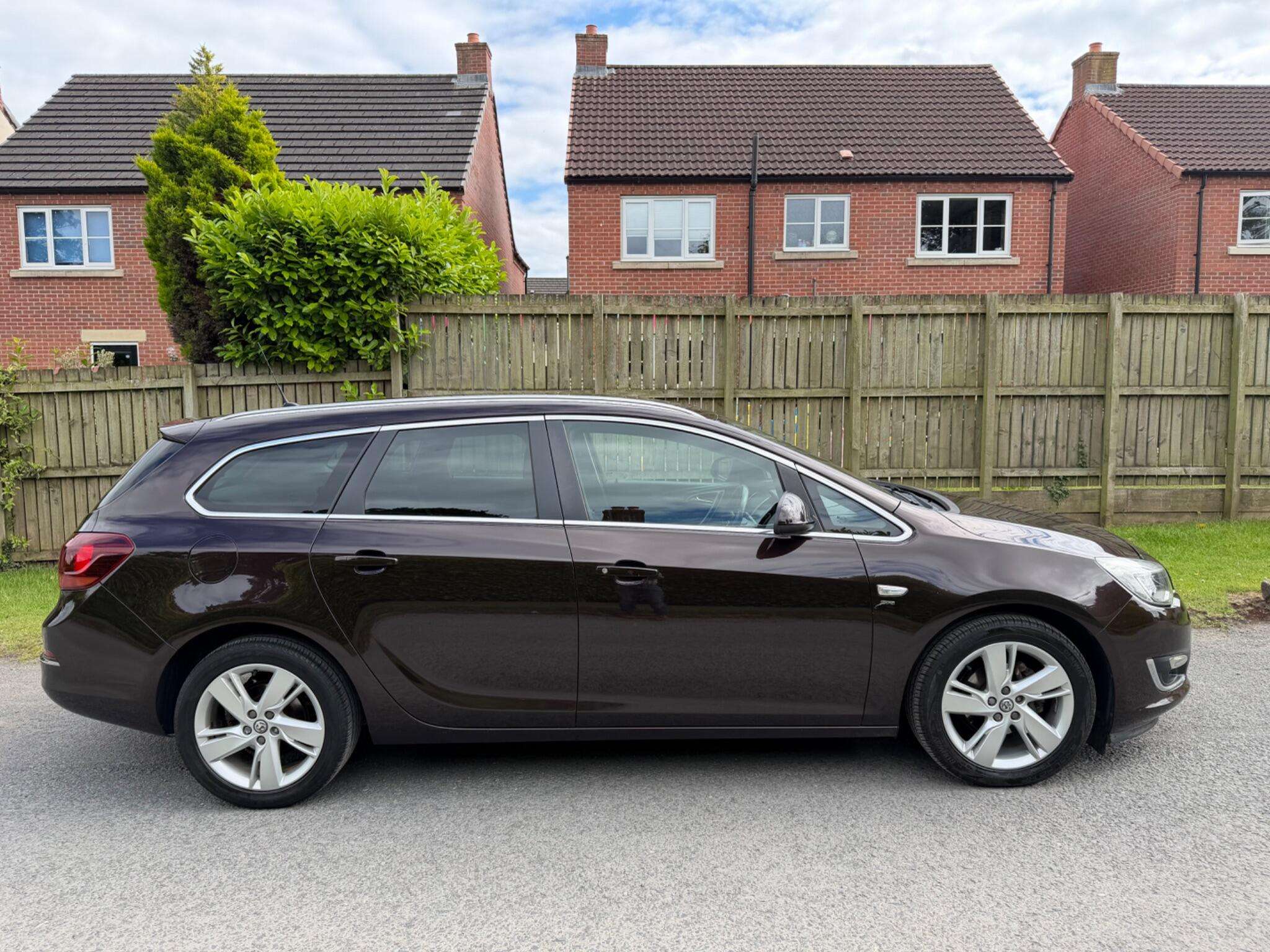 A 2012 VAUXHALL ASTRA 1.6 16V SRi Sports Tourer Auto Euro 5 5dr A 2012 VAUXHALL ASTRA 1.6 16V SRi Sports Tourer Auto Euro 5 5dr